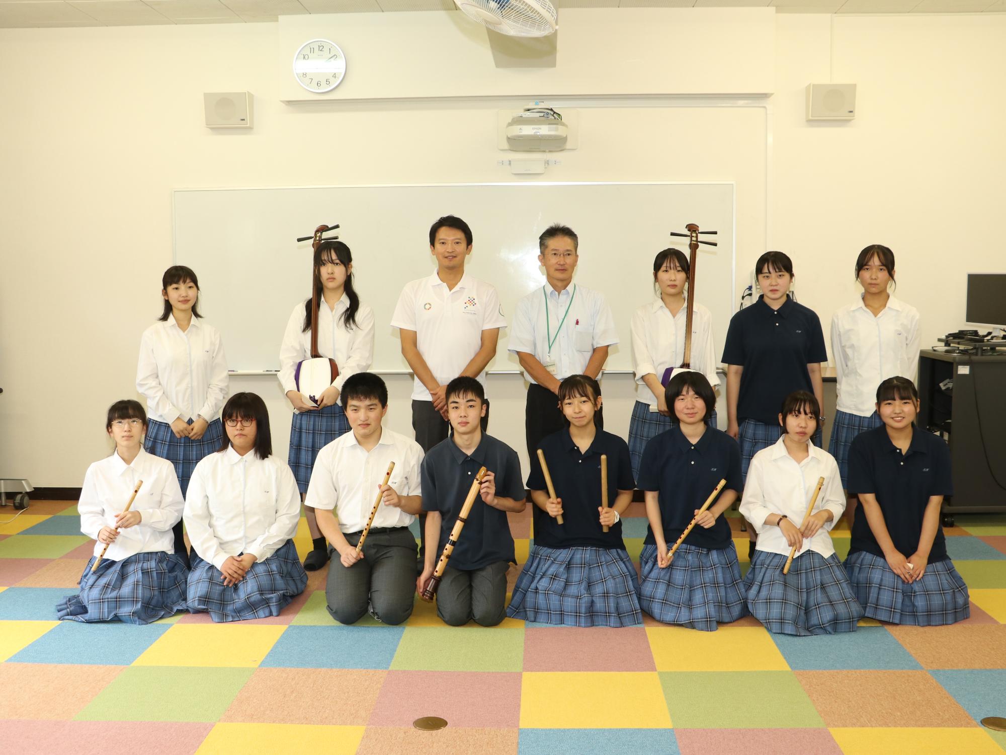 知事と、デカンショバンドの高校生、先生との記念撮影