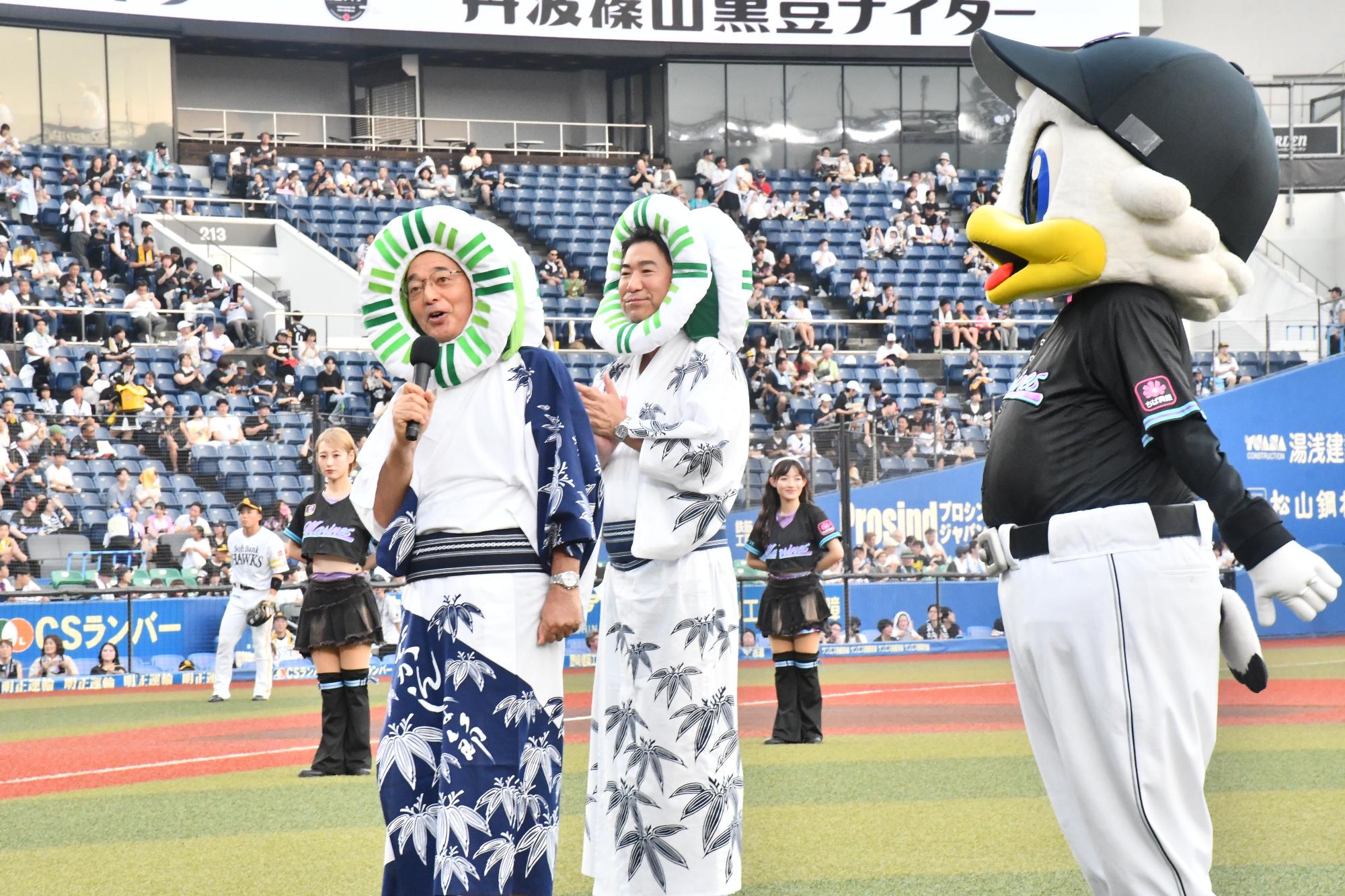 市長と小田垣さんが丹波篠山国際博の被り物をしてPRする様子