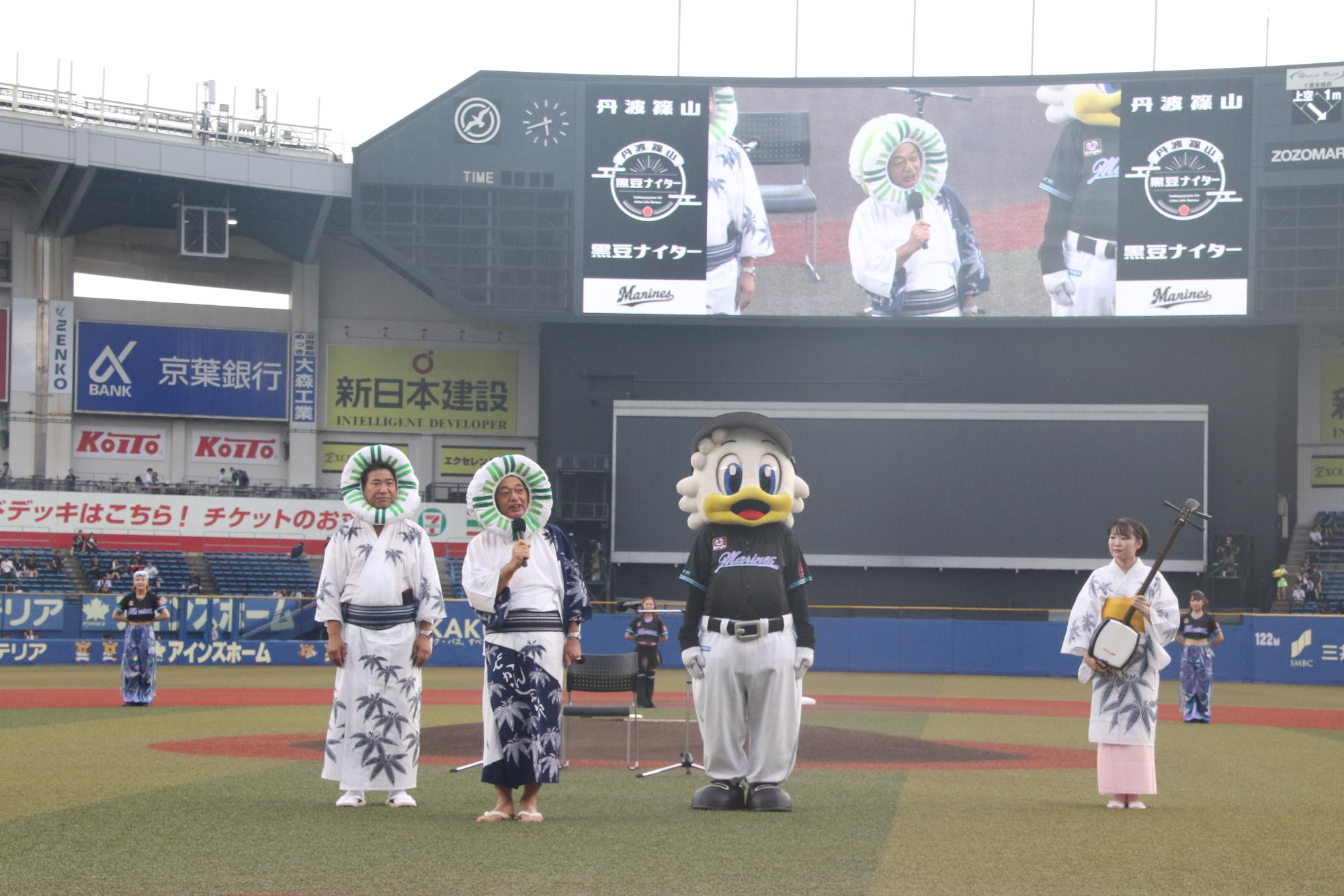 市長と小田垣さんが丹波篠山国際博の被り物をしてPRする様子