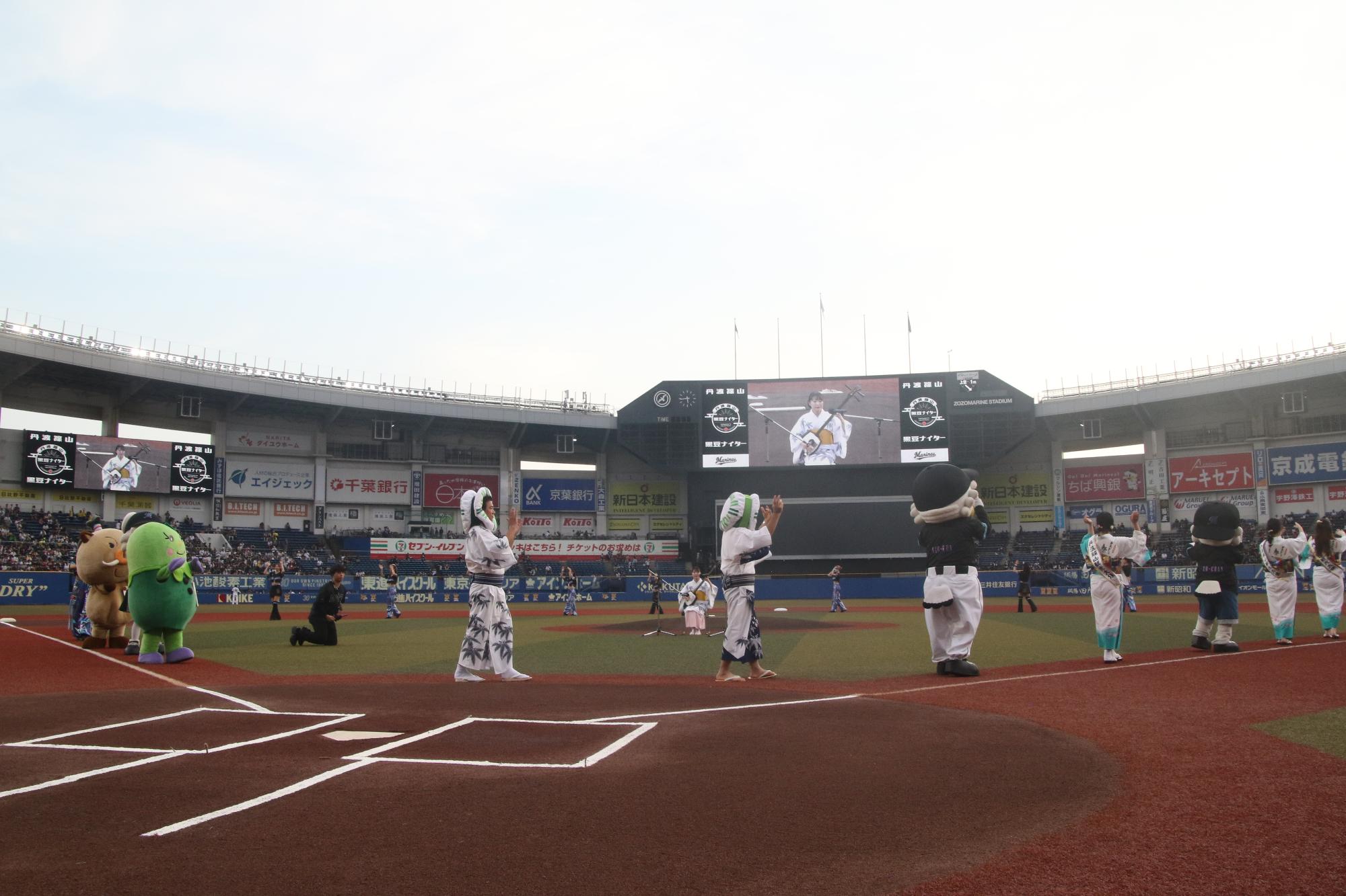 球場でデカンショ節を踊る様子