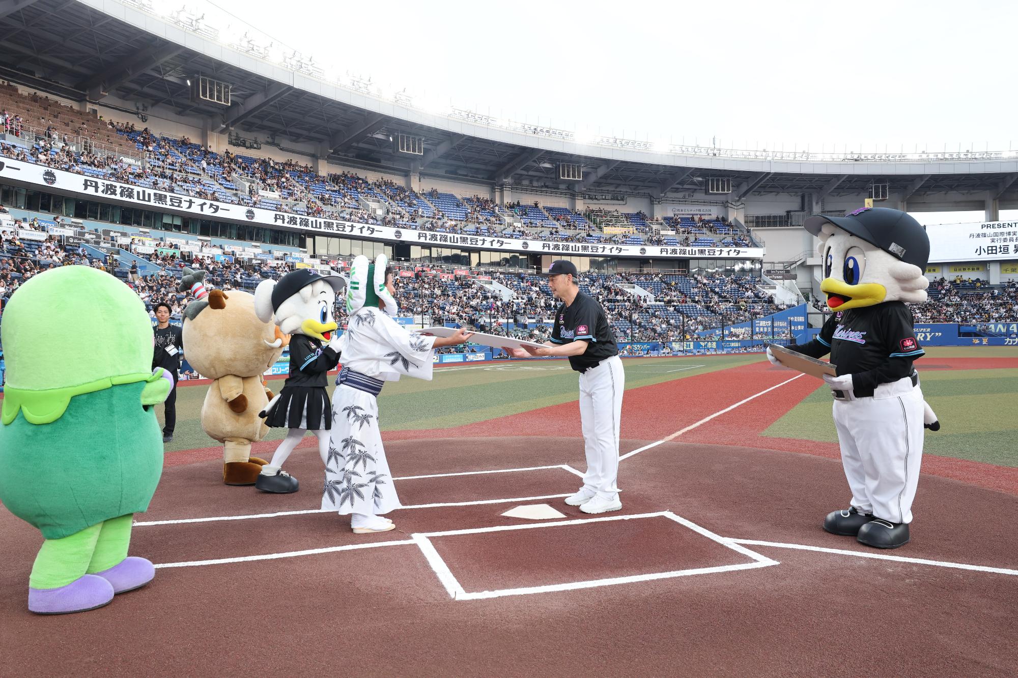 市長から吉井監督へ
