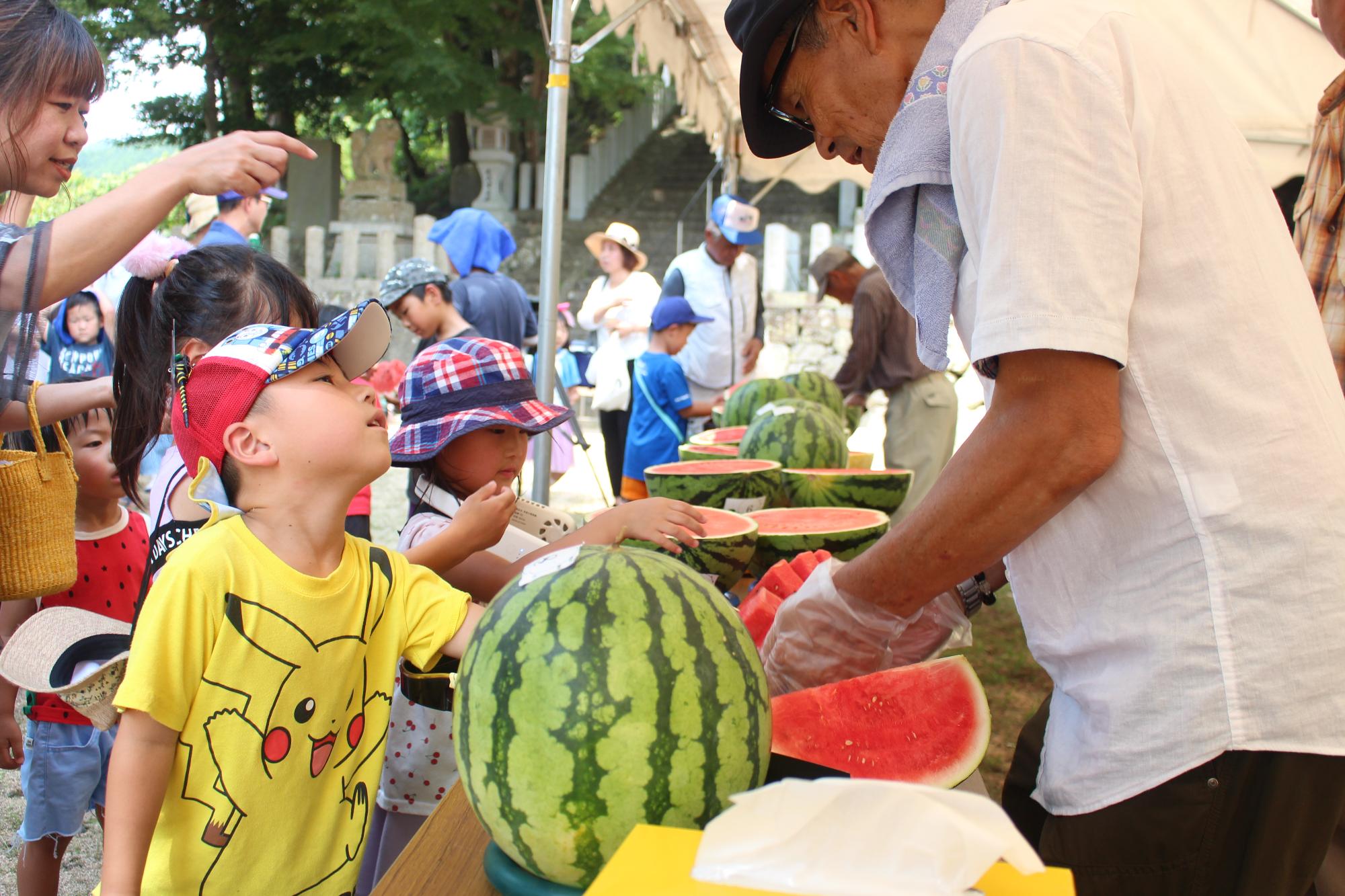 スイカの試食会の様子