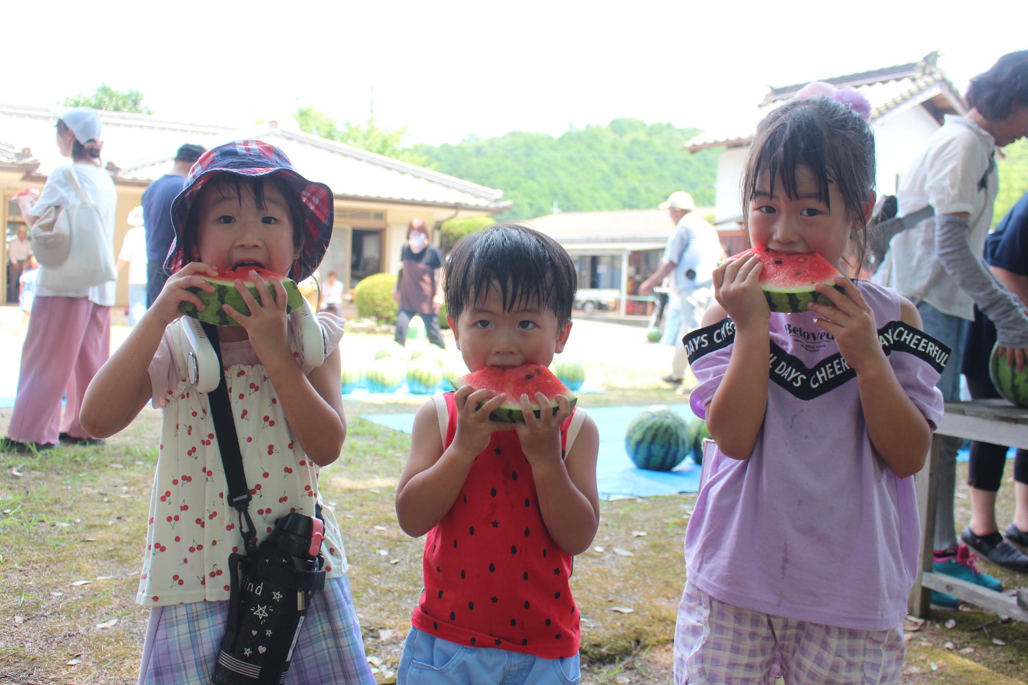 スイカを食べる子供たち