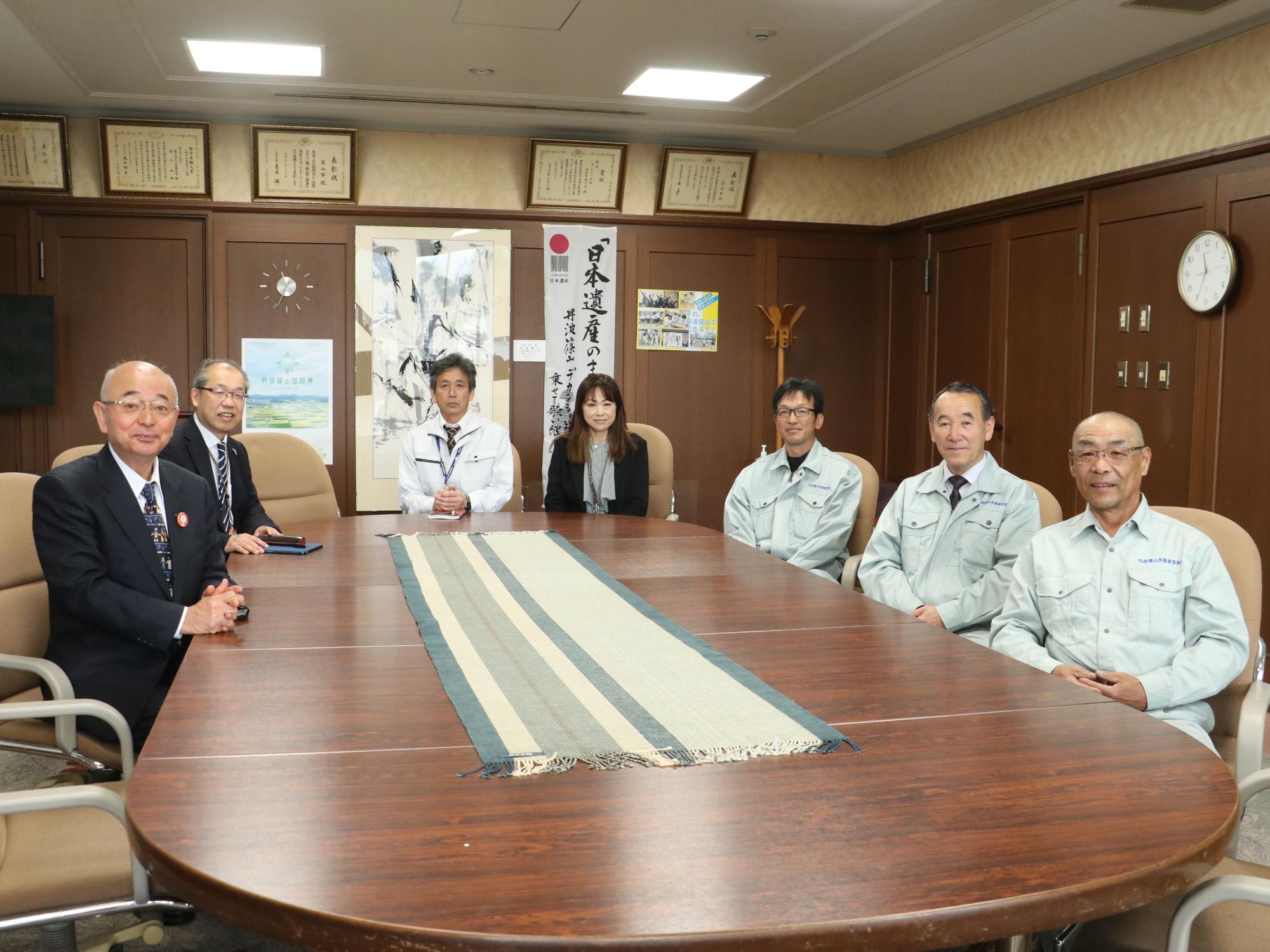 写真右から酒井会長、粟野さん、高仙さん