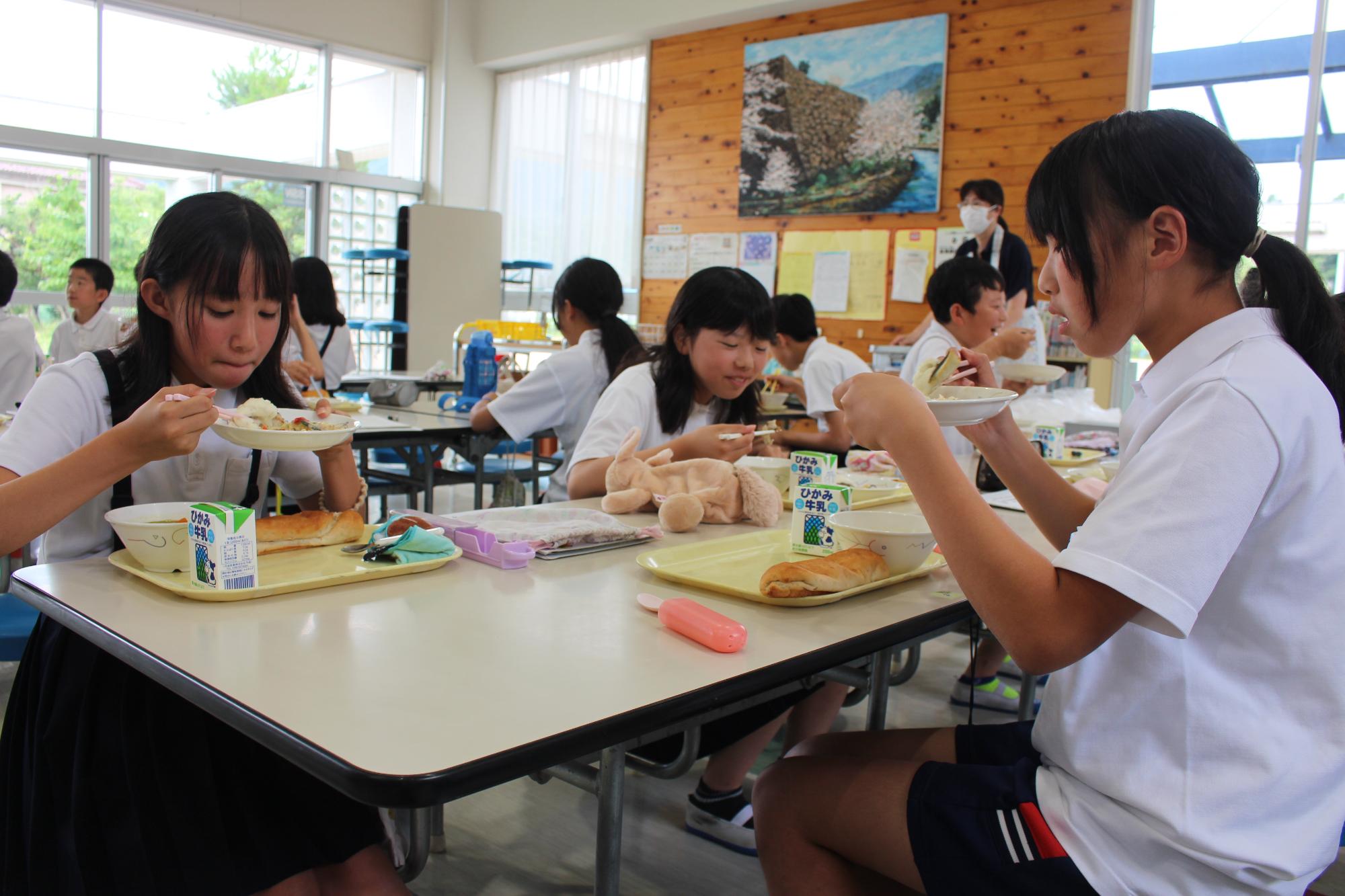 給食を食べる子供たち