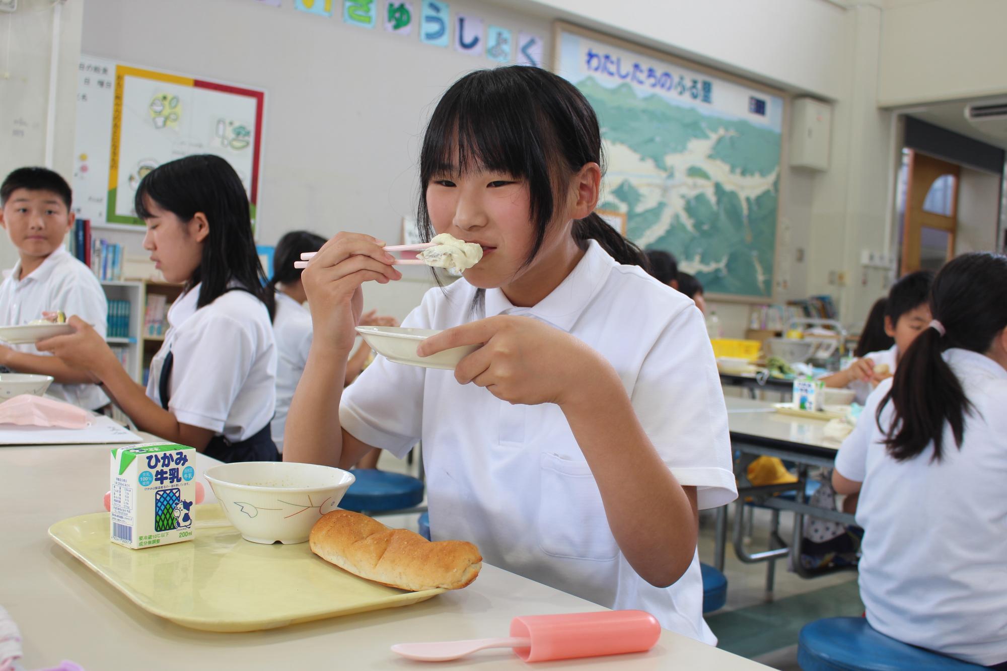 給食を食べるこども