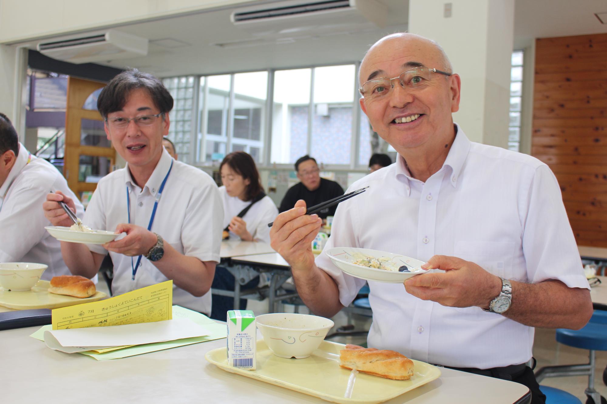 給食を食べる市長