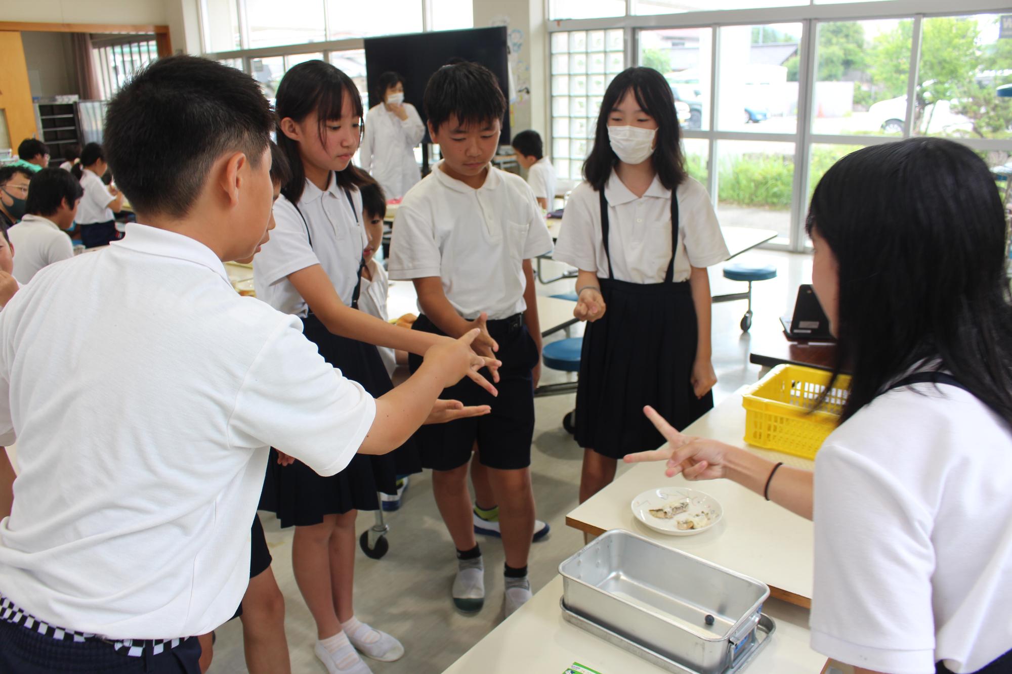 じゃんけんをする様子