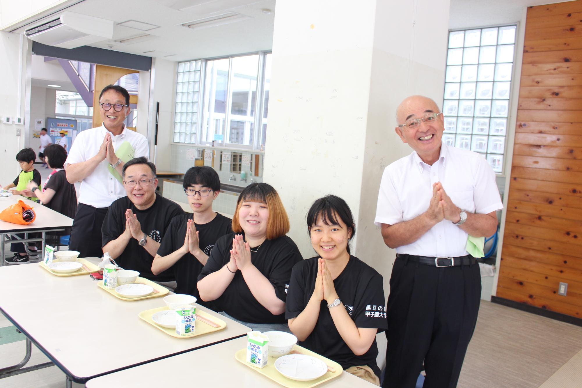 甲子園大学の学生と記念撮影
