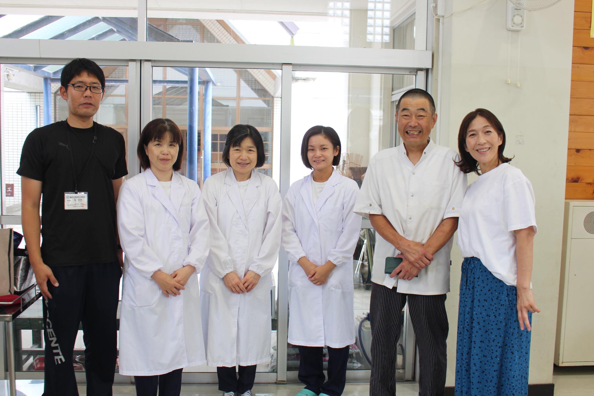 6年生担任の畑先生、栄養士の皆さん、ボーシュマンのご夫妻