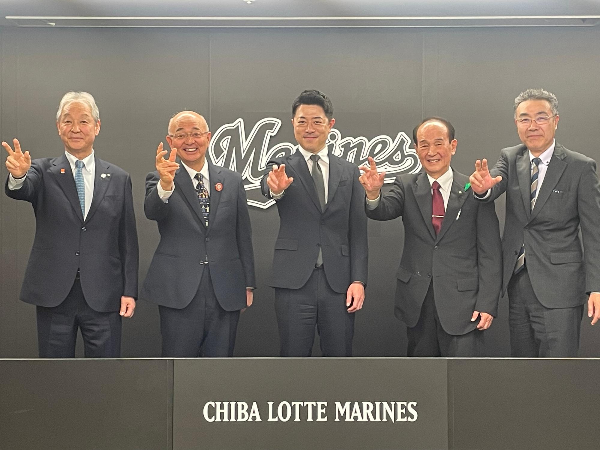 社長と各市の代表者との写真