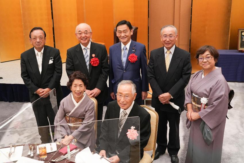 祝賀会で、前列に受章された大前先生と奥様、後列に市長、末松大臣、前教育長のお二人、理事長の記念撮影