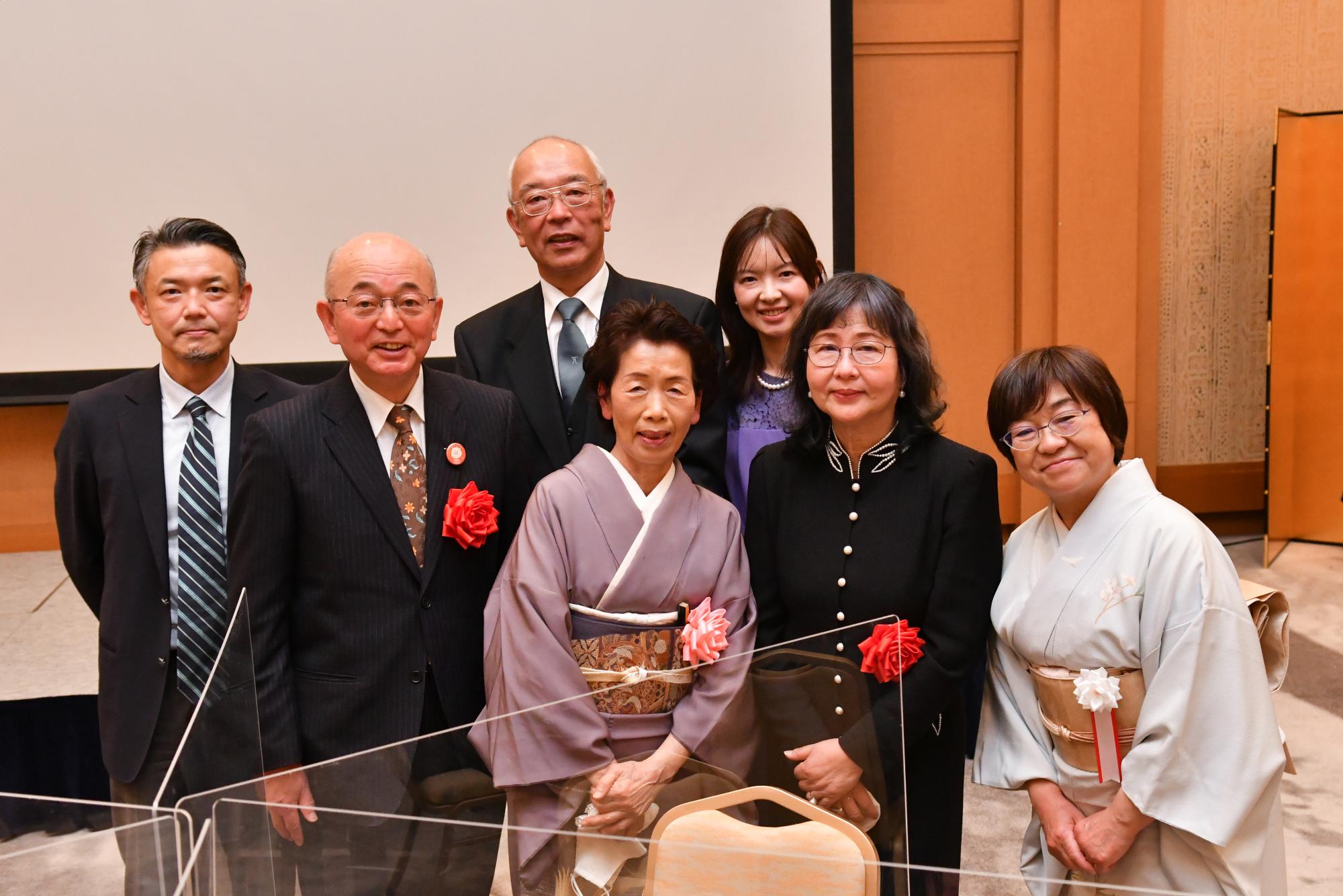 着物を着た女性を真ん中に、市長やご友人の方との記念撮影