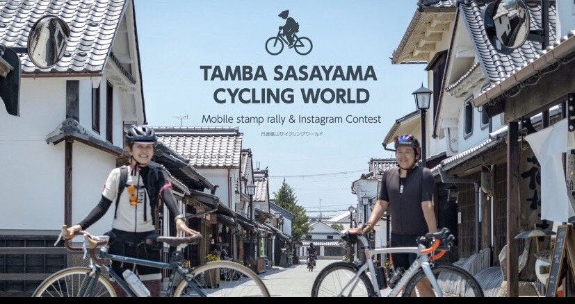 河原町通りで、2人の人が自転車を横に並べて笑っている