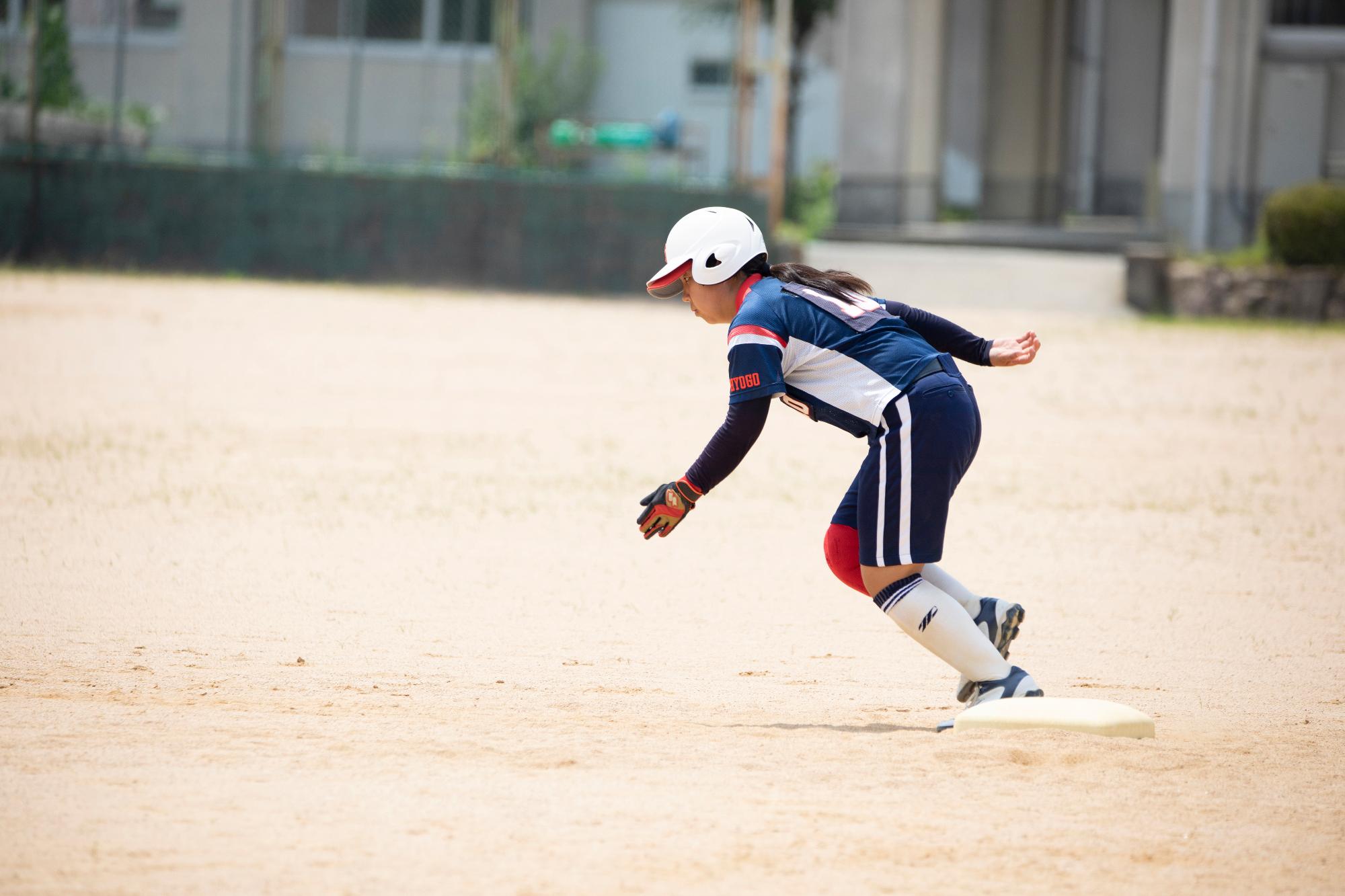 ソフトボールの試合で、ランナーがベースについている