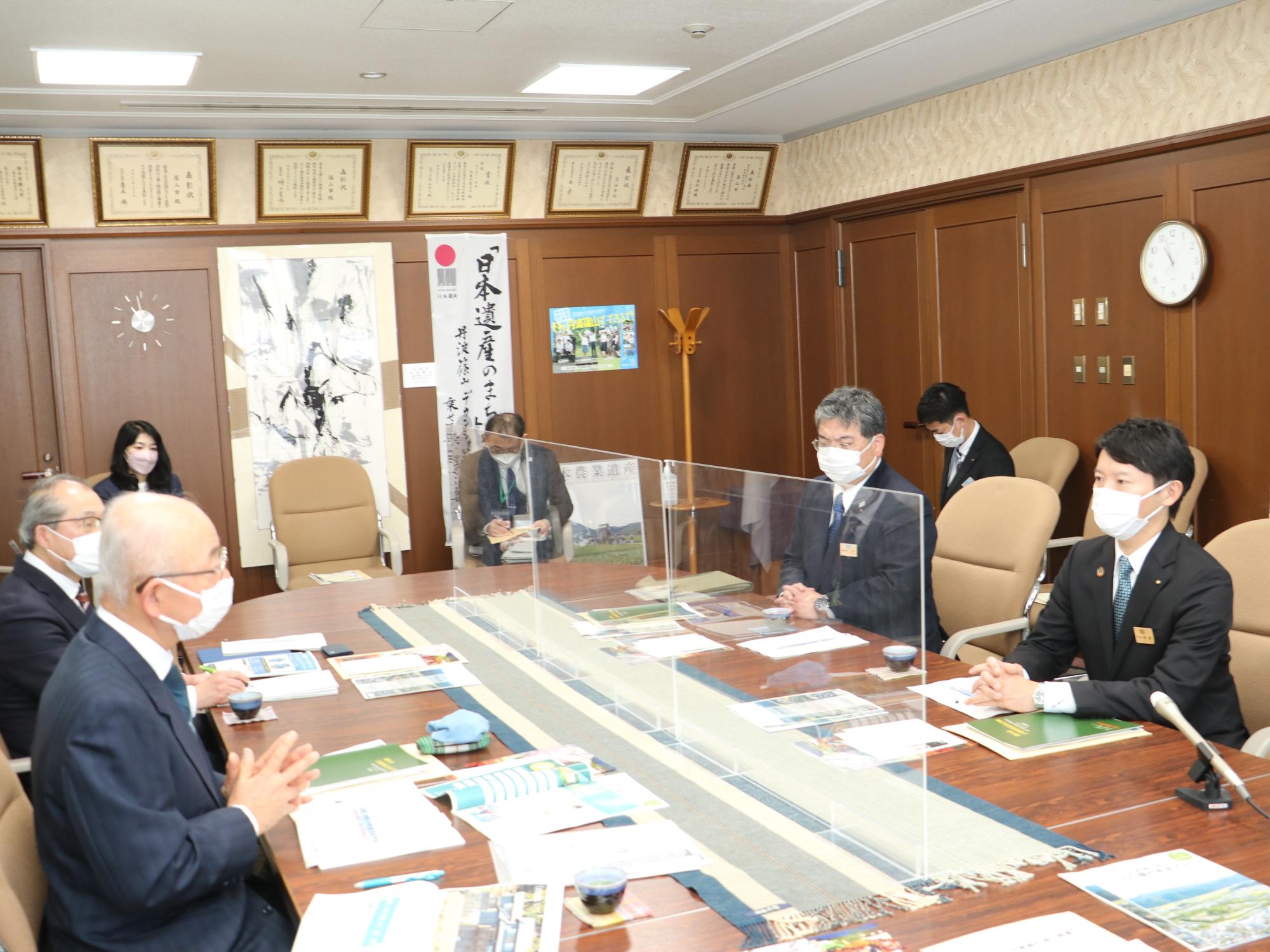 知事と市長の懇談の様子