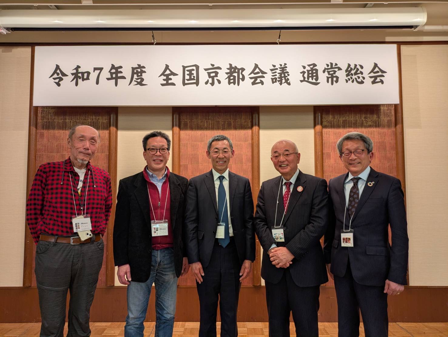 気象台長と市長が、記者発表のパネル前で記念撮影