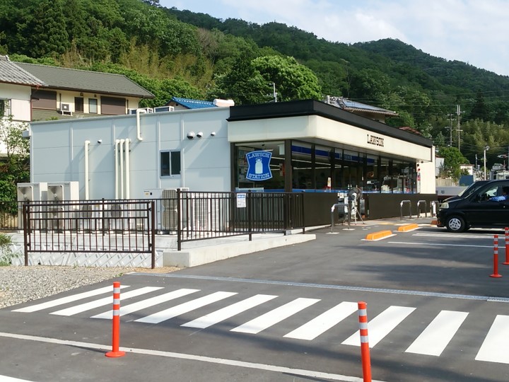 色合いに配慮されたコンビニエンスストア