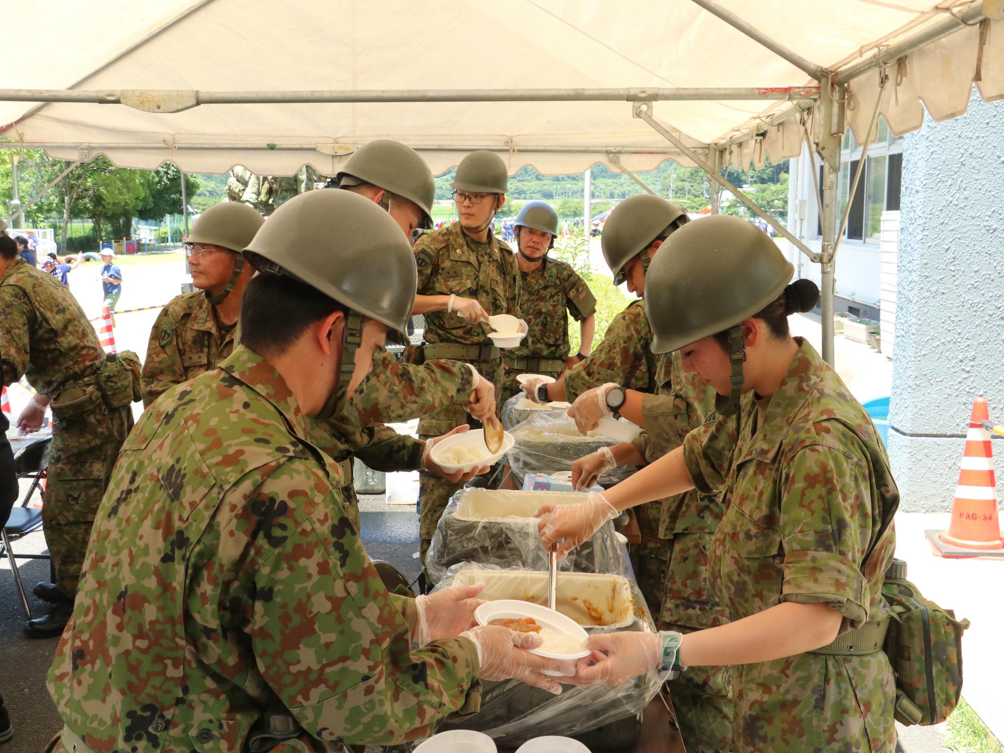 カレーの炊き出し