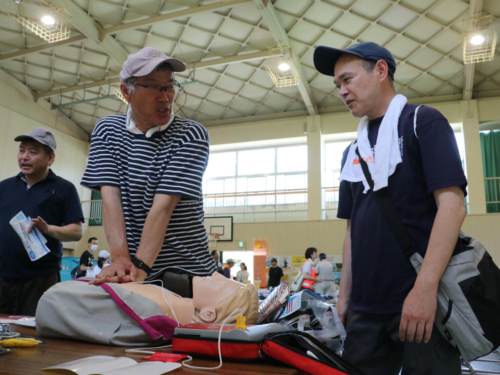 AEDを使う参加者