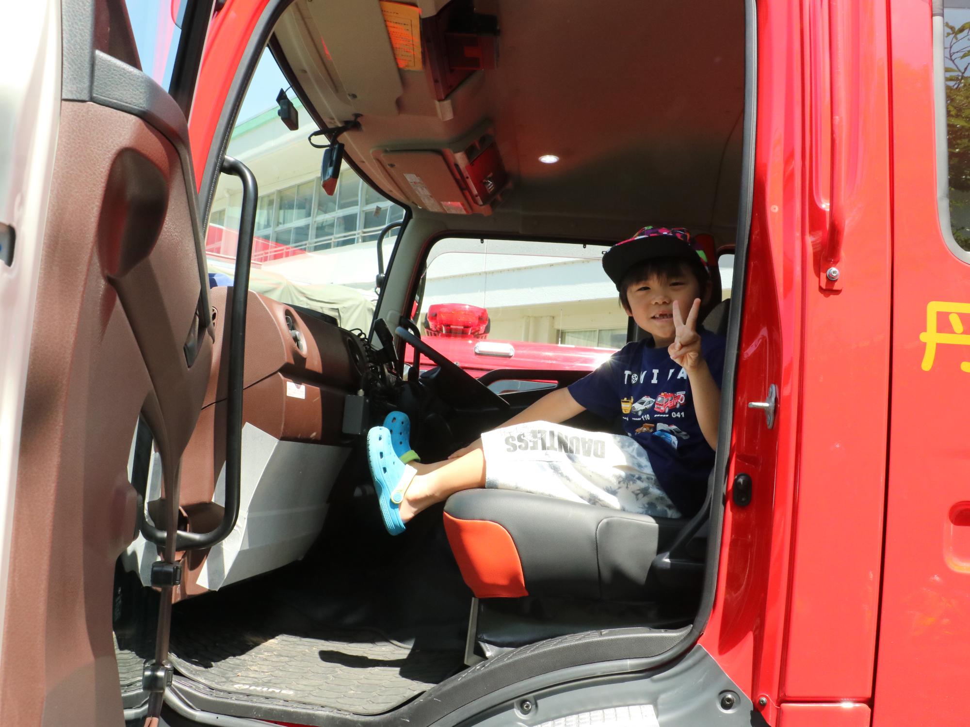 消防車に乗る子供