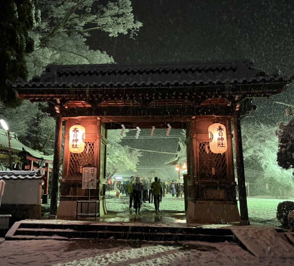 雪が降る春日神社の幻想的な写真