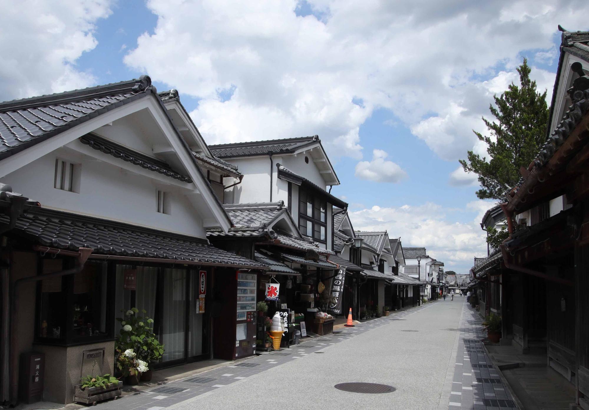 河原町の妻入商家群の町並み写真