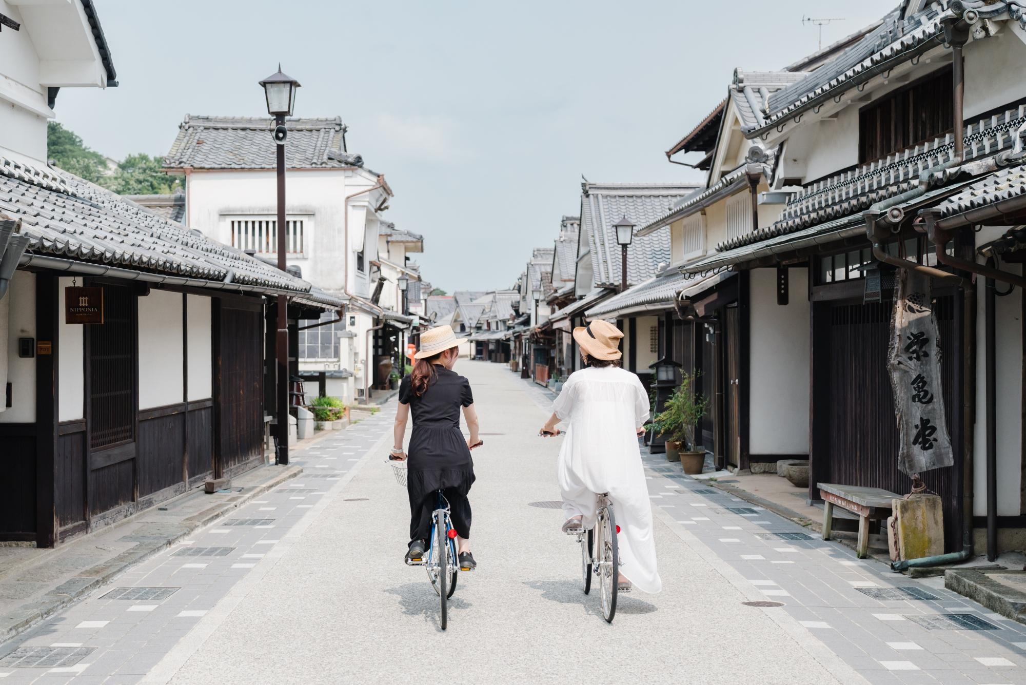 無電柱化後の河原町通りを、二人の女性が自転車で走っている