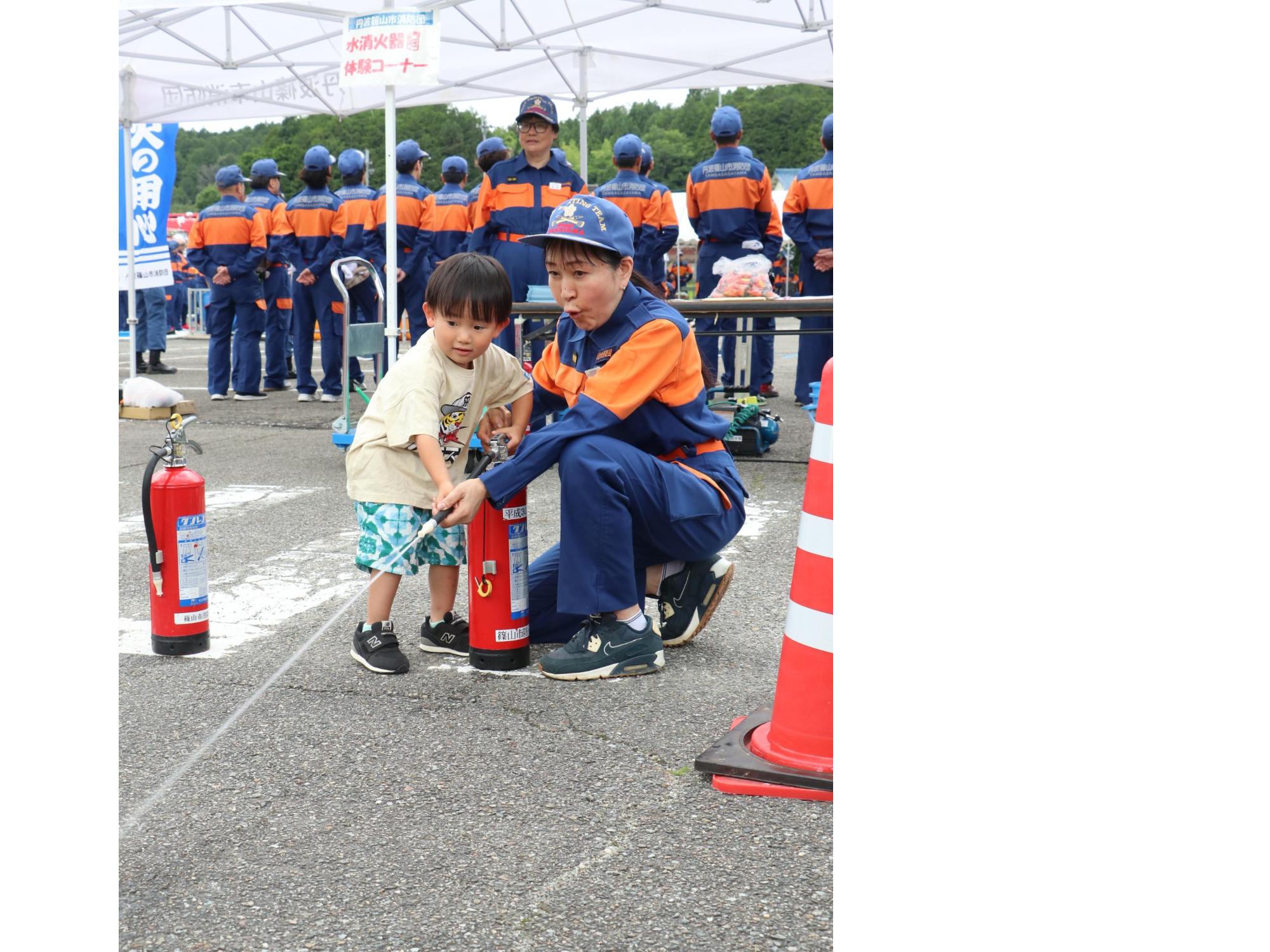 水消火器体験コーナーの様子