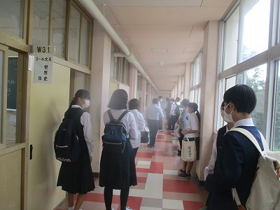 授業見学をする中学生＆保護者