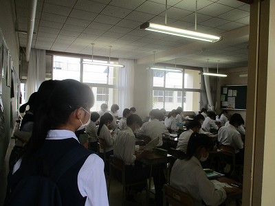 授業見学する中学生＆保護者