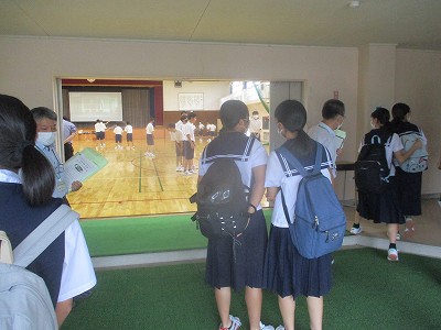 体育の授業を見学する中学生