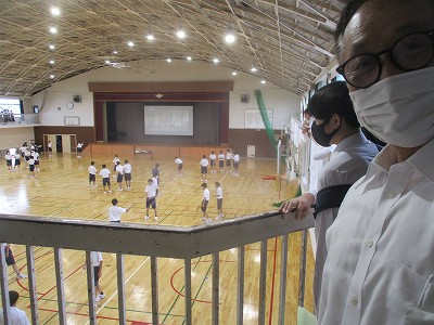 体躯の授業を見学する中学生を見学する教育長