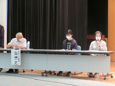 講演後の質問コーナーの進行をする小沼通二（こぬまみちじ）氏と質問者の神戸大学生の上坂さんと斉藤さん