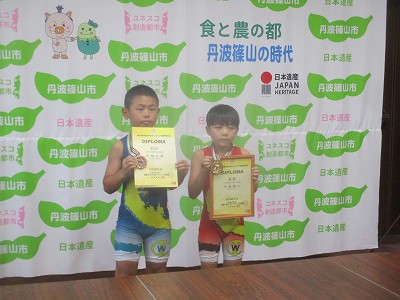 表彰状とメダルを見せる全国レスリング大会入賞の内藤君と片桐君
