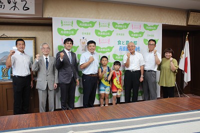 レスリング選手市長訪問の関係者勢ぞろい
