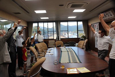 今回もやりました。みんなで子ども達の夢を応援しよう「オー」