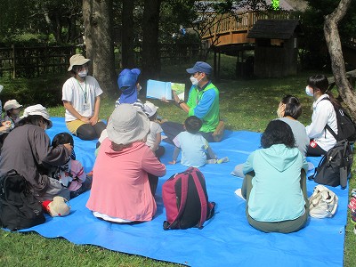 第4回森のようちえん最初の森の中の絵本タイム