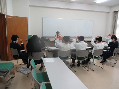 キャリア教育出前講座で先輩の話を熱心に聞く高校生2