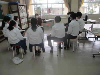 先輩の話を聞く高校生3