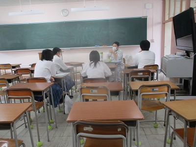 先輩の話を聞く高校生4