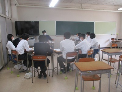 先輩の話を聞く高校生5