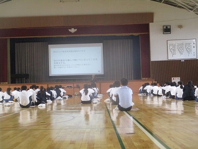 キャリア教育出前講座の全体会 この講演会をきっかけに自分の人生・進路について考え始める人も多い