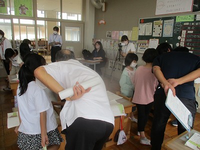 見学の先生も参加する校内研修