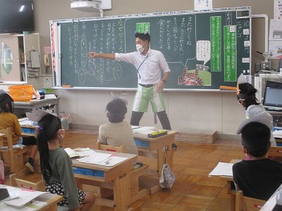 ネズミに扮し、ネコ役の児童の発言を引き出す、岡野小学校F先生の熱い授業