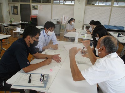 熱い話し合いが続く事後研修。こんな研修が続けば授業力アップは間違いない。