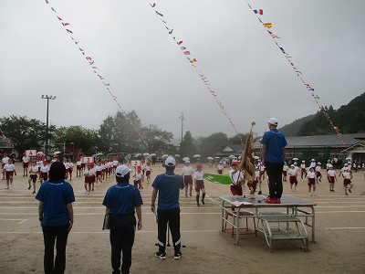 小雨の中元気に入場行進