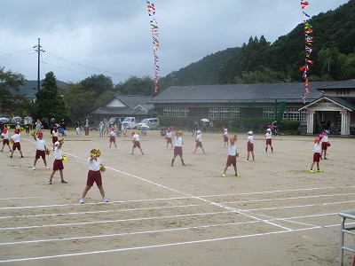 1年生から3年生までの集団表現演技