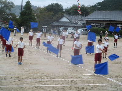 旗を使っての4年生から6年生の集団表現演技1