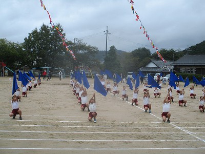 旗を使っての4年生から6年生の集団表現演技2